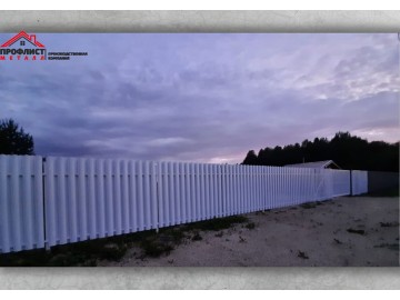 Прочный и эстетичный забор из евроштакетника защищает участок, не утяжеляя пространство. Не ржавеет, не требует покраски, устойчив к погодным условиям!