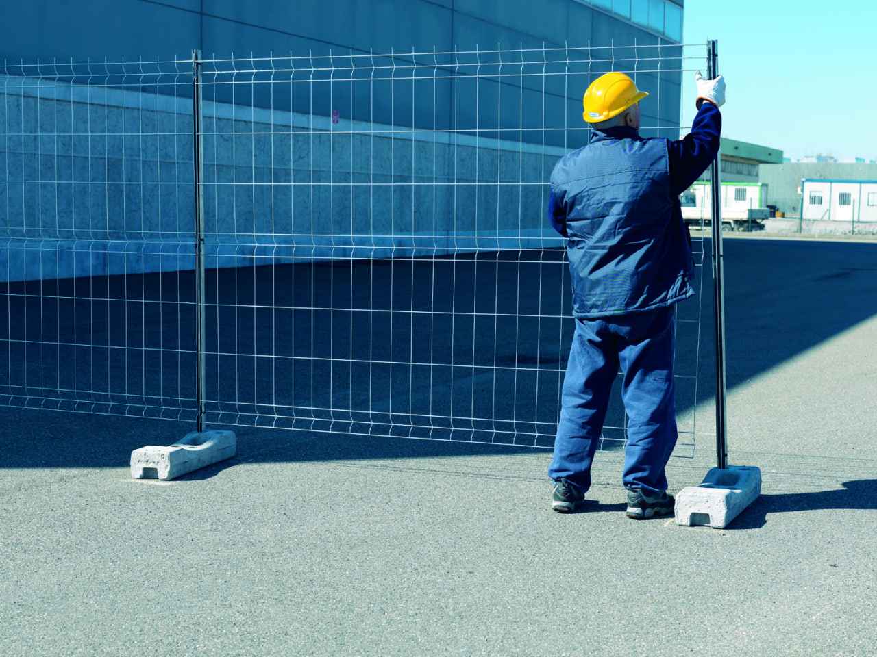 Фото для статьи: варианты временных ограждений — металл, пластик, комбинированные