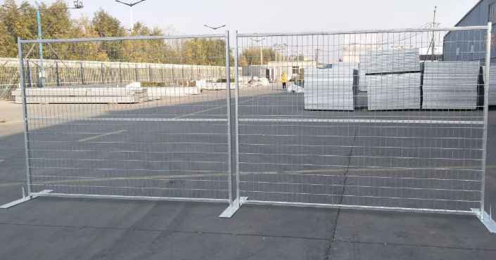 Фото для статьи: варианты временных ограждений — металл, пластик, комбинированные