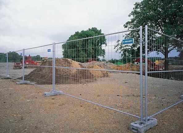 Фото для статьи: временные ограждения на коммерческом объекте