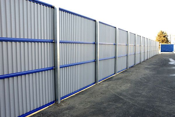 Монтаж забора из профнастила