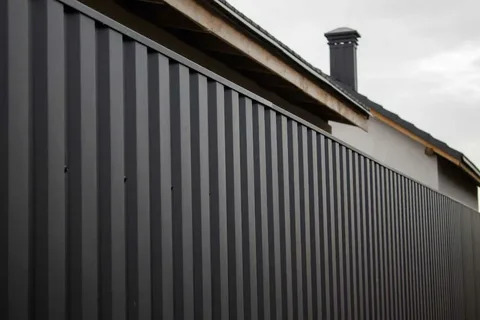 Готовые заборы из профнастила