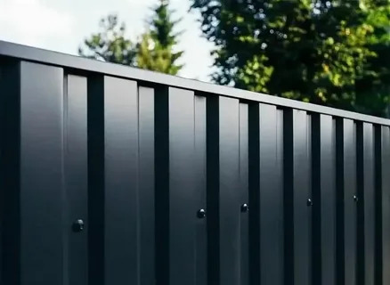 Забор из профнастила для коммерческого объекта