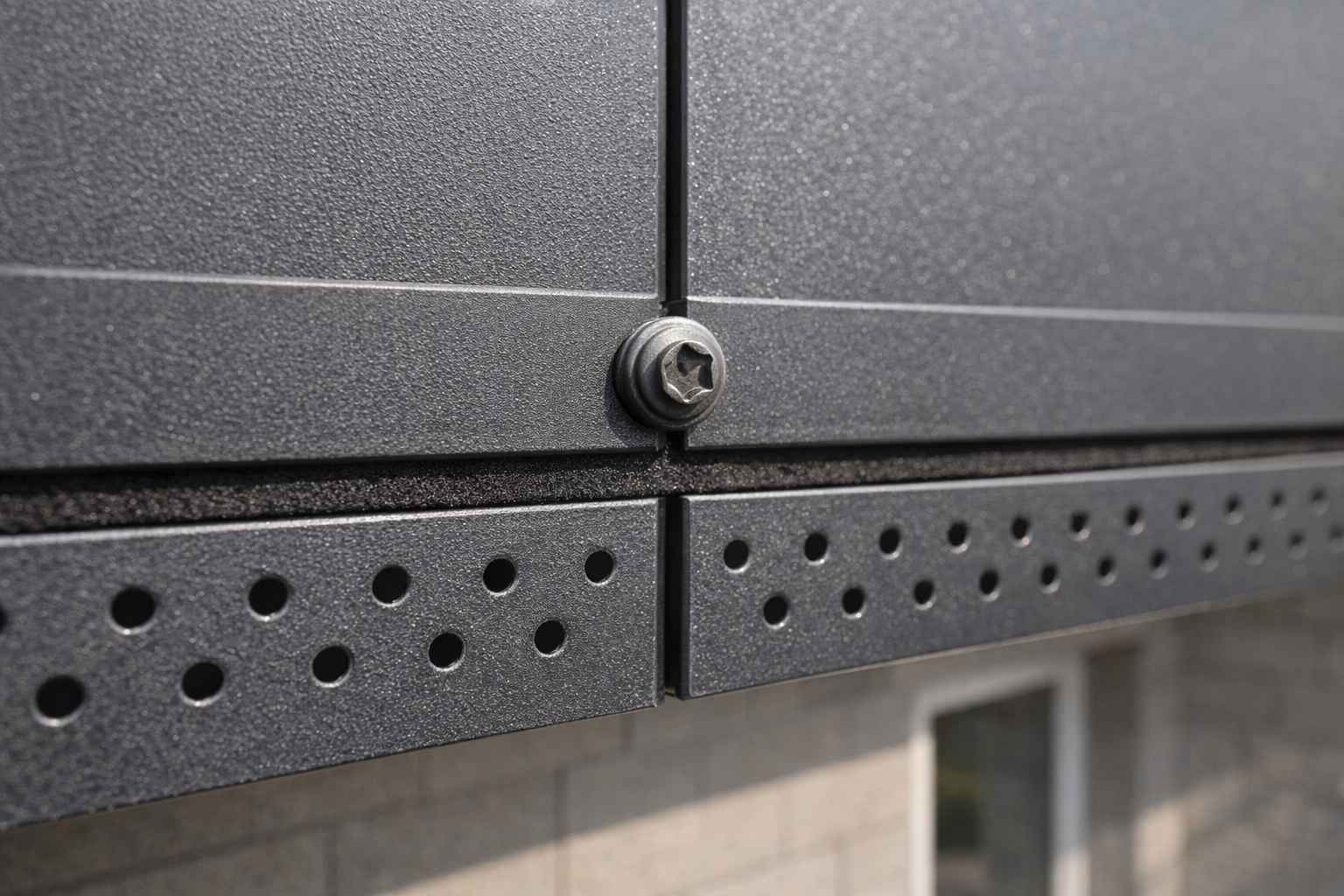 Фасад с металлическими панелями