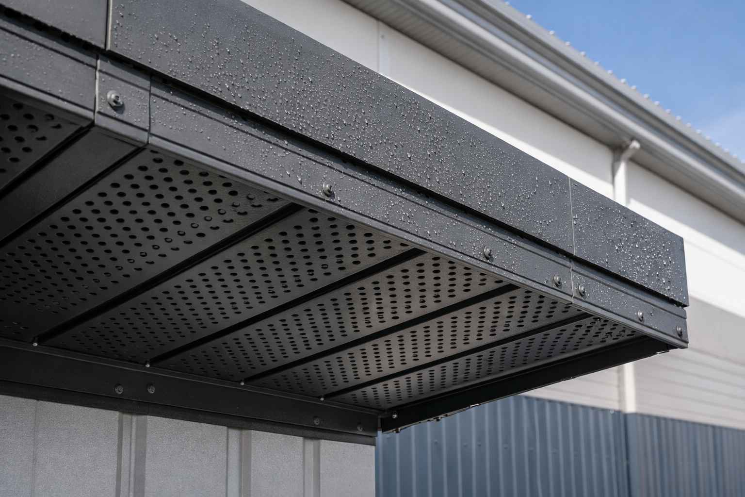 Подшивка карниза металлическими софитами