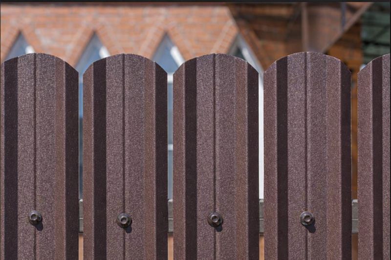 Фото для статьи: применение М-образного евроштакетника на частном участке