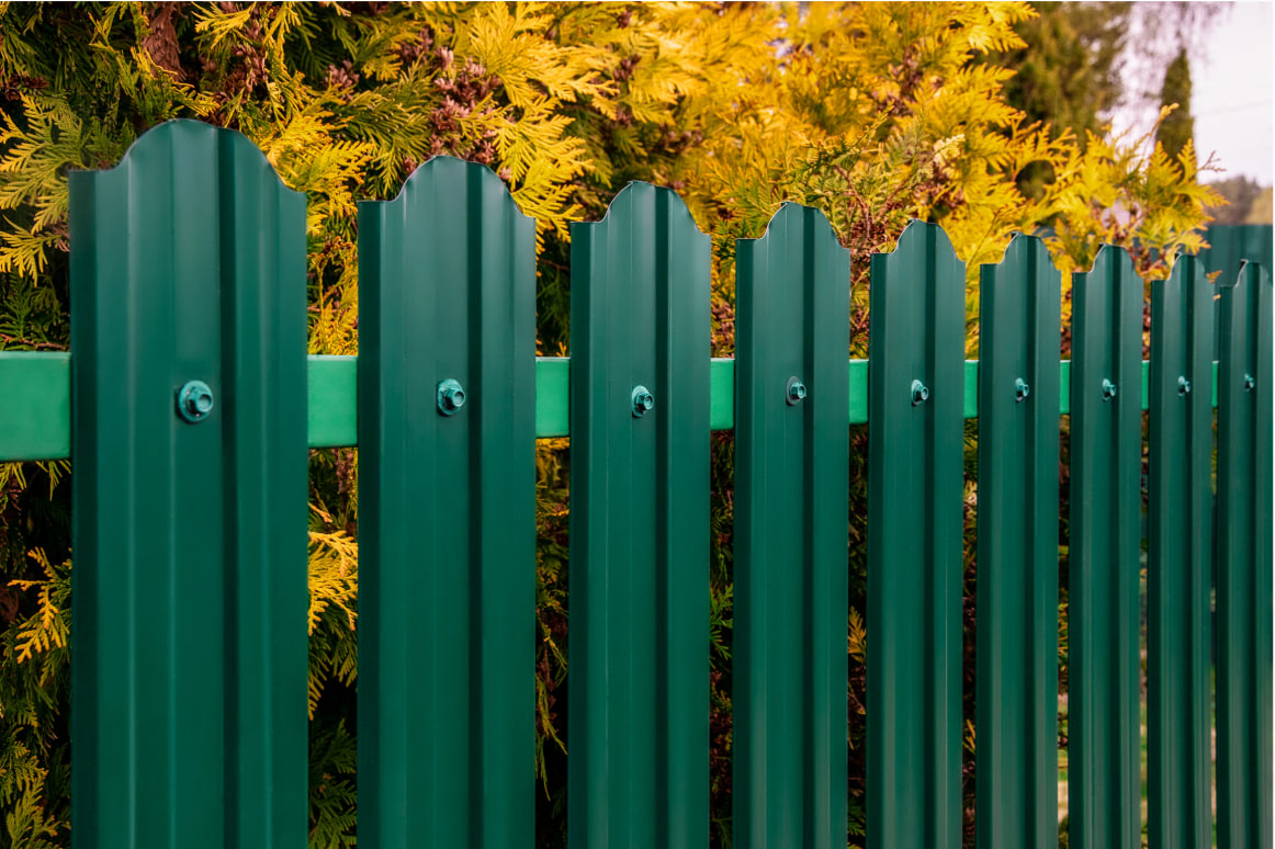 Фото для статьи: применение М-образного евроштакетника на коммерческом объекте (склад/ангар)