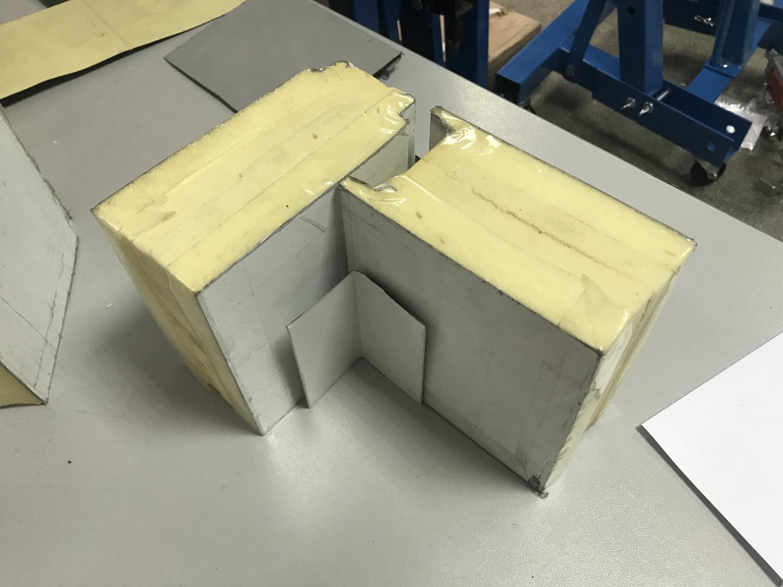 Пример узла соединения: прижимная планка, уплотнение, герметик