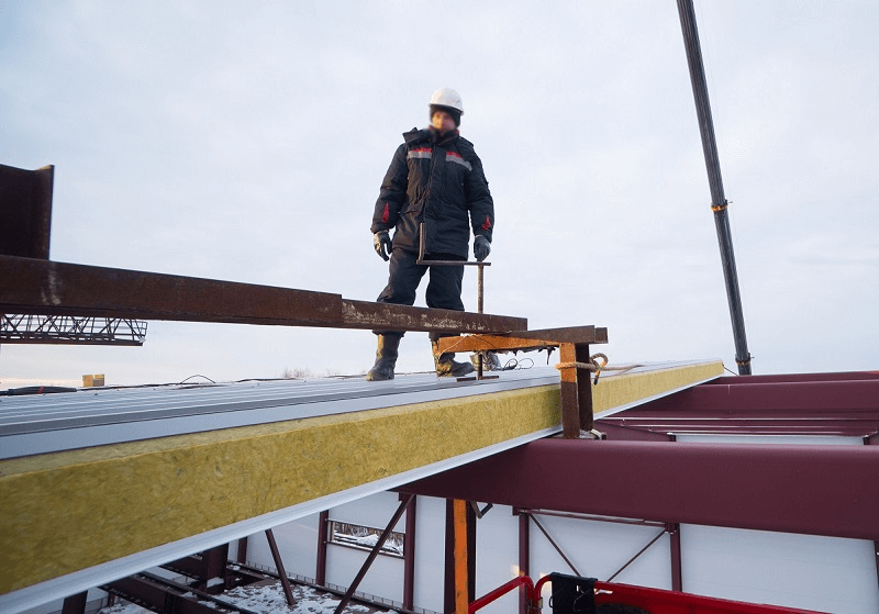 Фото для статьи: упаковка и маркировка кровельных сэндвич-панелей из нержавеющей стали перед отгрузкой