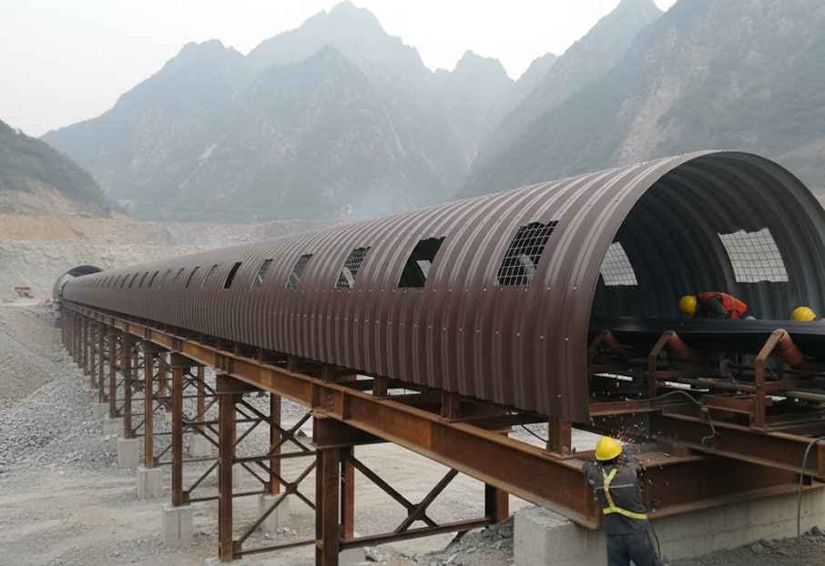 Монтаж арочного профнастила С10ПГ для защиты конвейерной линии