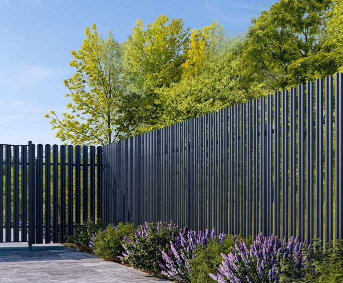 Евроштакетник на ограждении частного дома