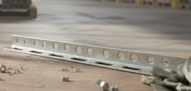 Складирование перфорированного L-профиля