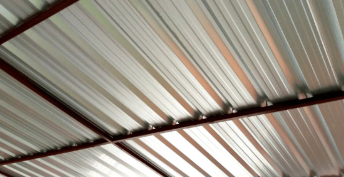 Профнастил Н200 на кровле промышленного здания