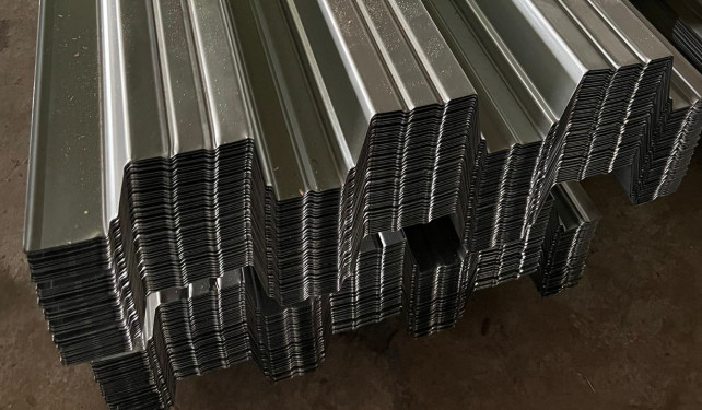 Профнастил Н90 на крыше промышленного здания