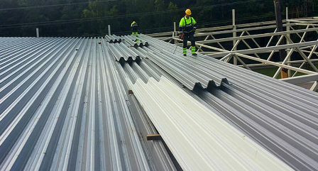 Монтаж профнастила на каркас здания