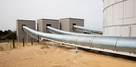 Укрытие конвейера на промышленном объекте