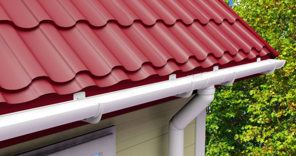 Пластиковая водосточная система на частном доме