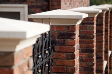 Ограждение с колпаками на столбы