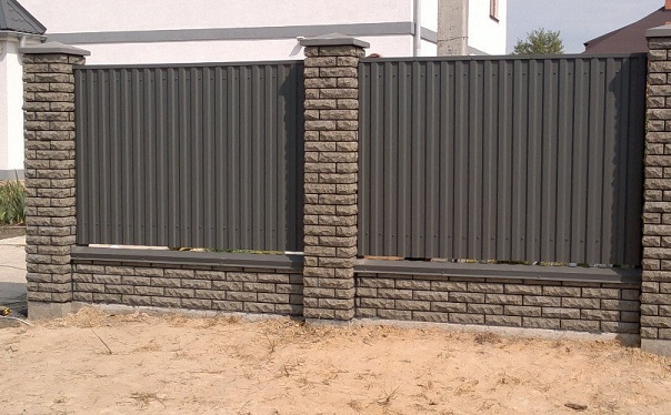 Монтаж доборных элементов для заборов и стен