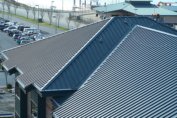 Кровля из профнастила Н75 на складском или коммерческом объекте