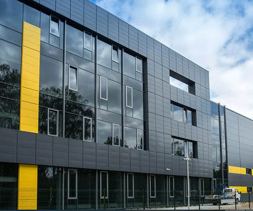 Узлы крепления и соединения линеарных панелей