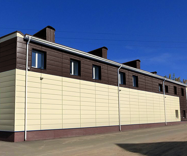 Фасад здания с линеарными панелями