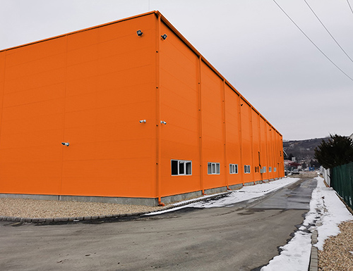 Производство сэндвич-панелей в цеху