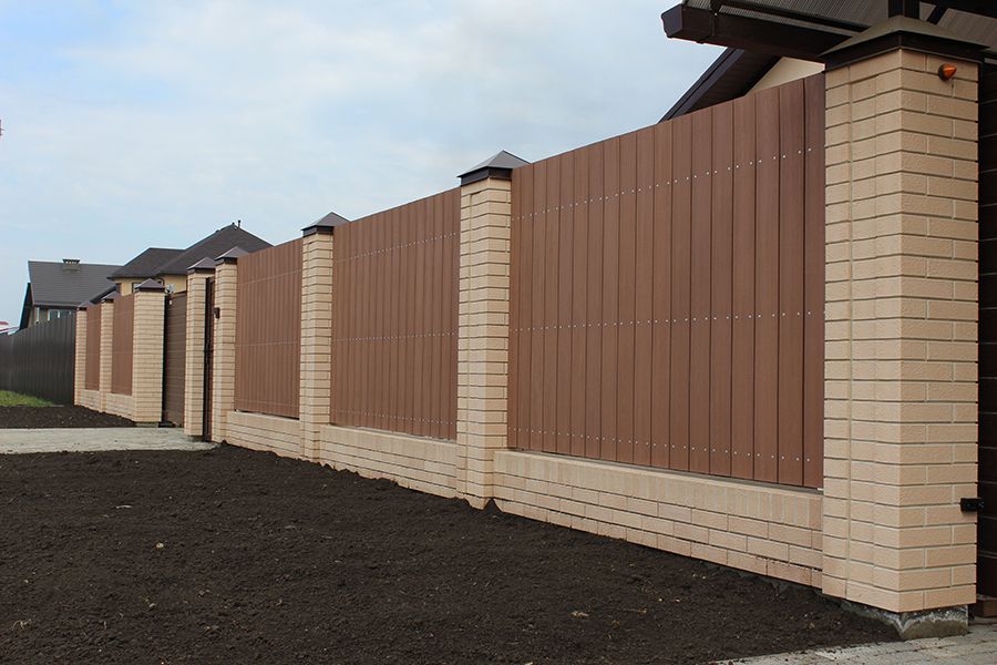 Монтаж комплектующих для забора и фасада