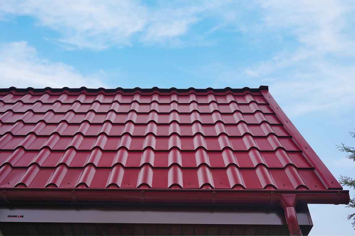 Кровля из металлочерепицы на частном доме