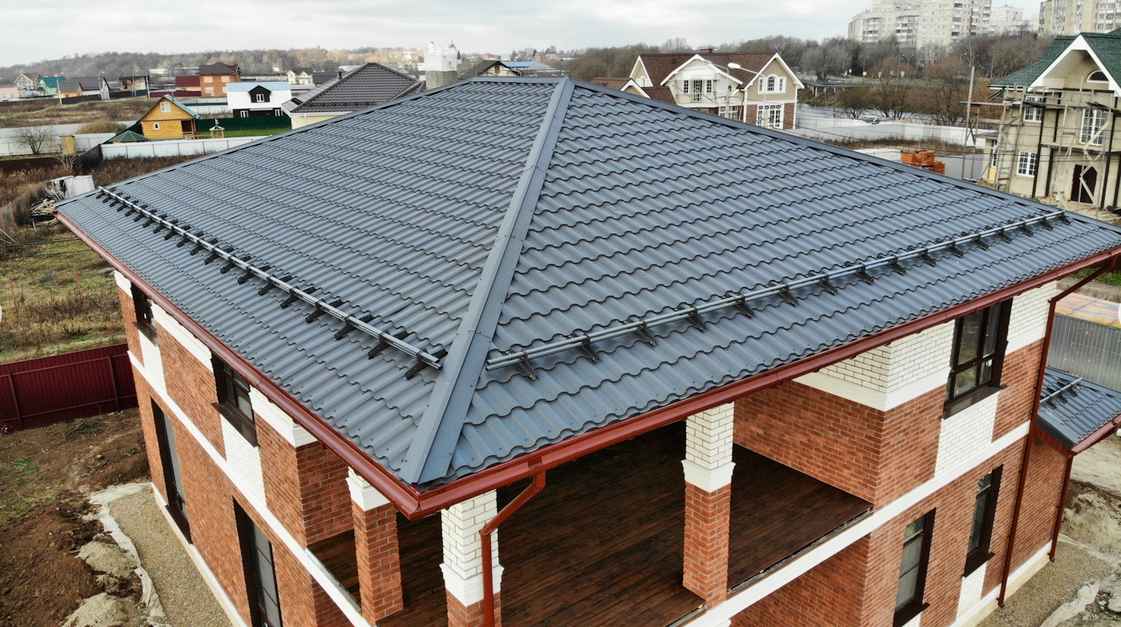 Монтаж металлочерепицы на объекте