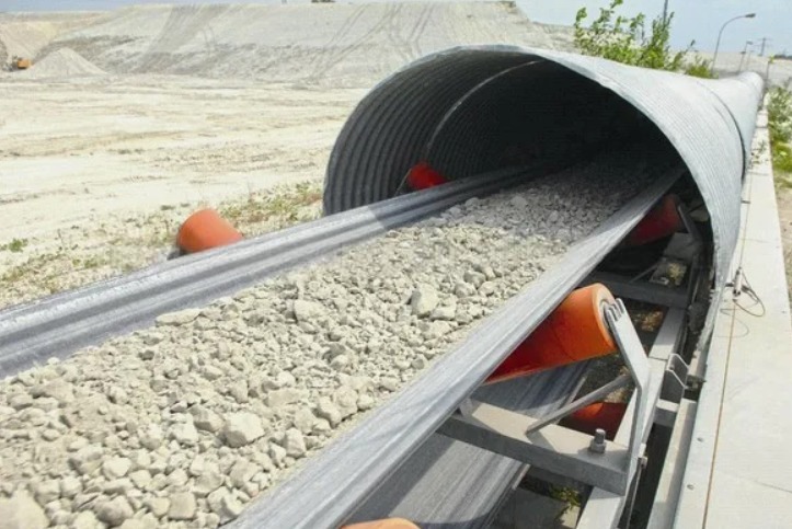 Укрытие конвейерной линии из арочного профнастила С18ПГ на промышленном объекте