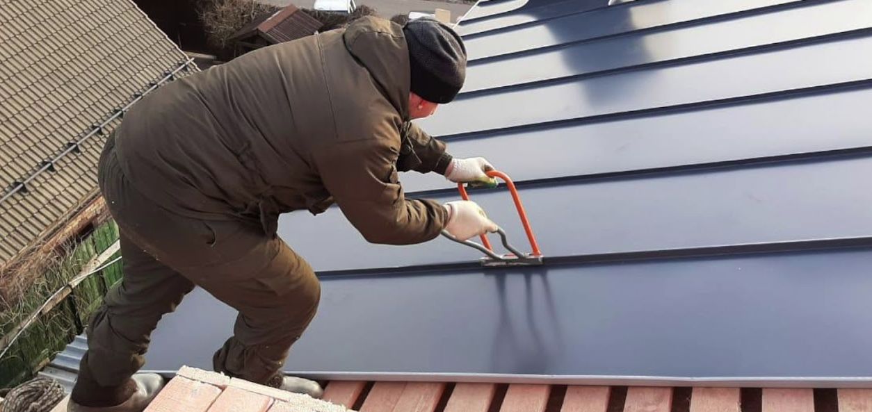 Монтаж фальцевой кровли на замках