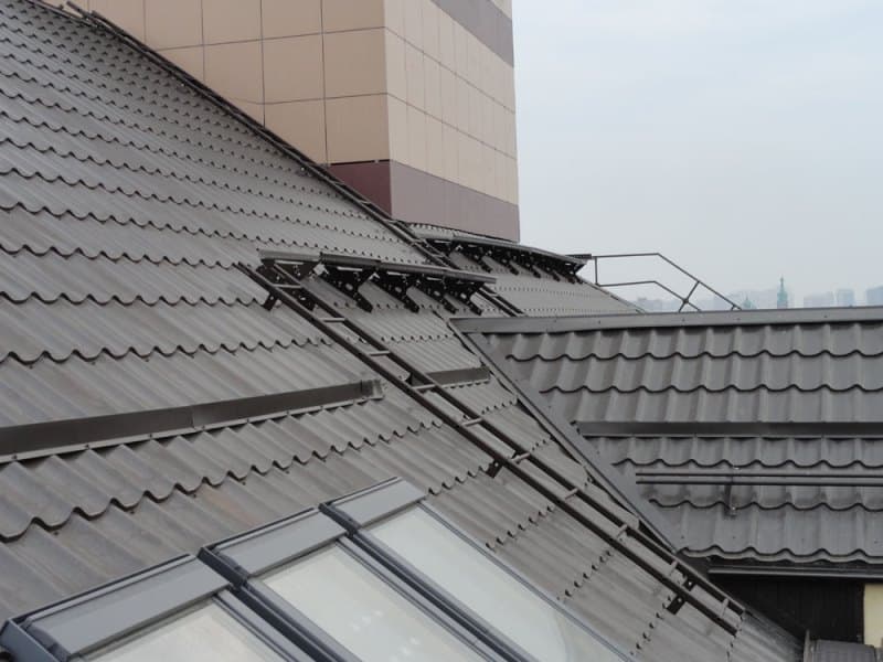 Элементы безопасности на кровле здания