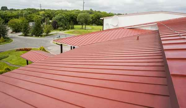 Фальцевая кровля на частном и коммерческом объекте
