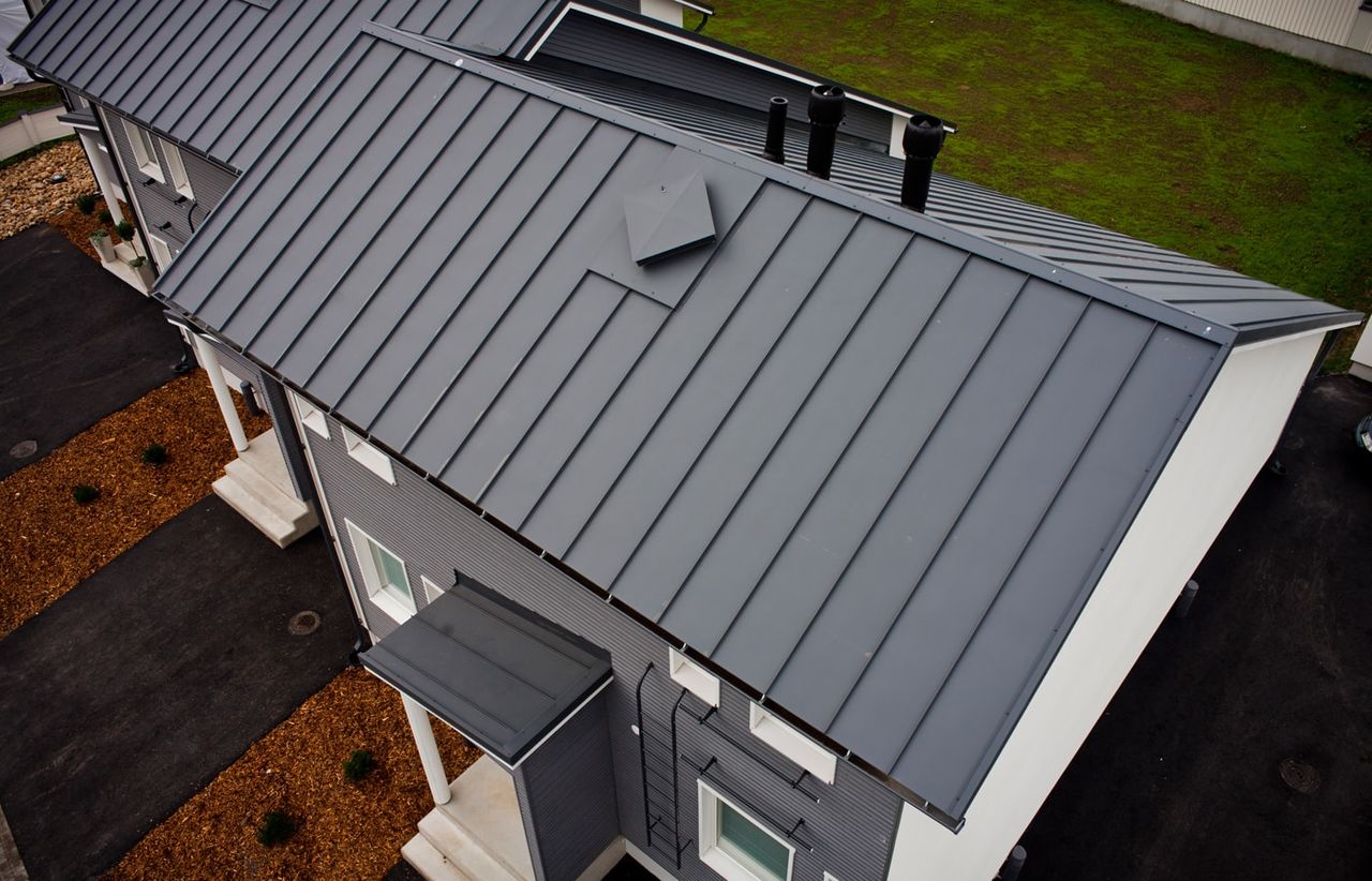 Фальцевая кровля — примеры готовых объектов, узлов и покрытий