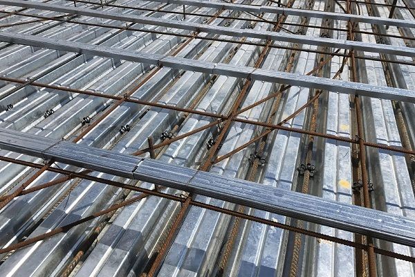 Монтаж несущего профнастила и крепеж