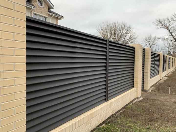 Монтаж профнастила на объекте