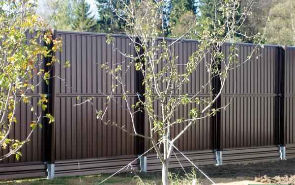 Забор в Шоколадном цвете
