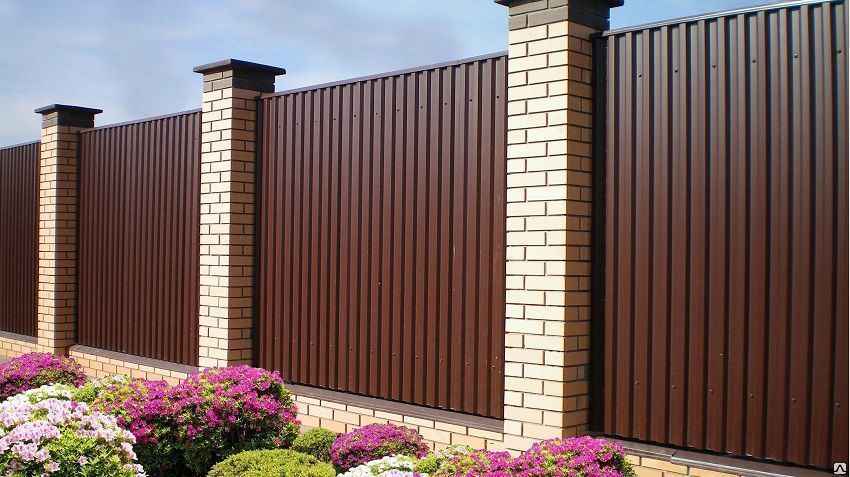 Профнастил для забора на коммерческом объекте