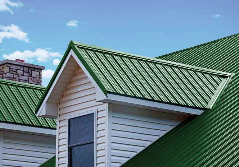 Монтаж кровельных сэндвич-панелей: крепёж и стыковка