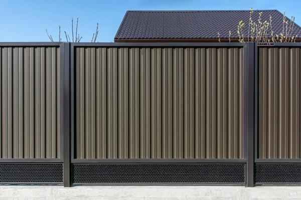 Профнастил для забора на коммерческом объекте