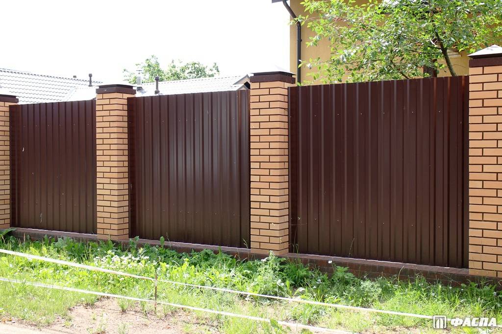 Забор из профнастила возле склада