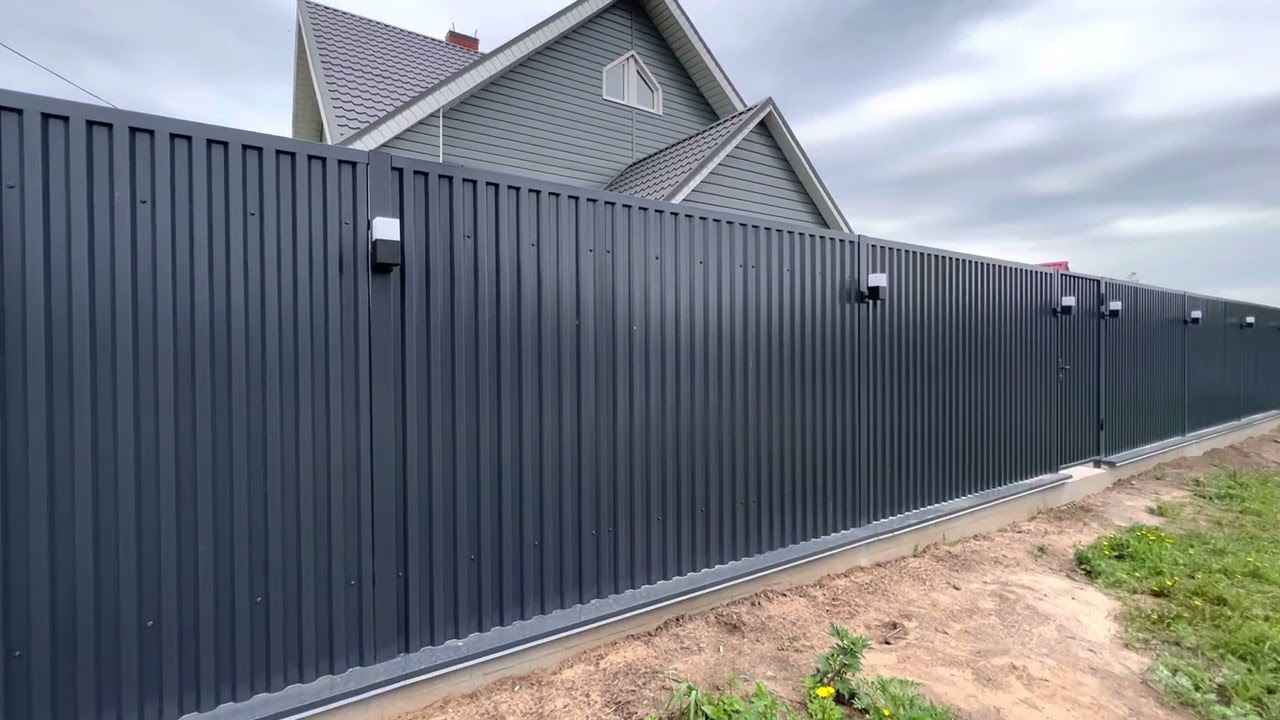 Профнастил для забора на коммерческом объекте