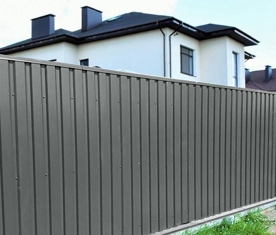 Профнастил для забора на коммерческом объекте