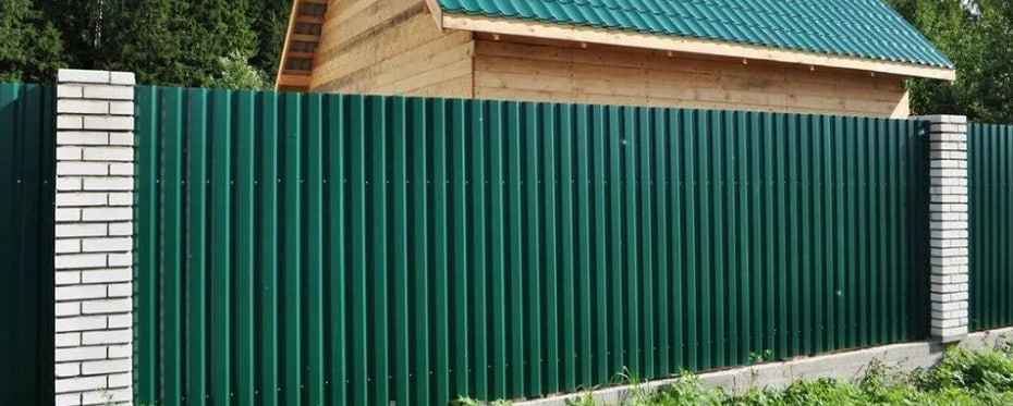 Секции ограждения на объекте