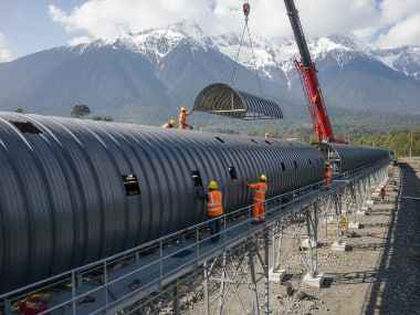 Промышленный объект с защитными металлическими конструкциями