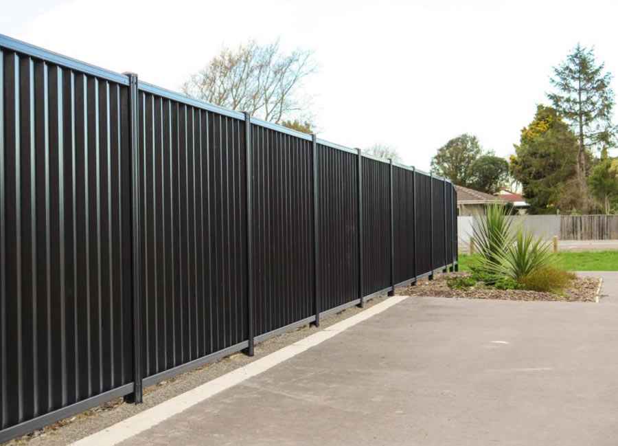 Забор из профнастила возле склада