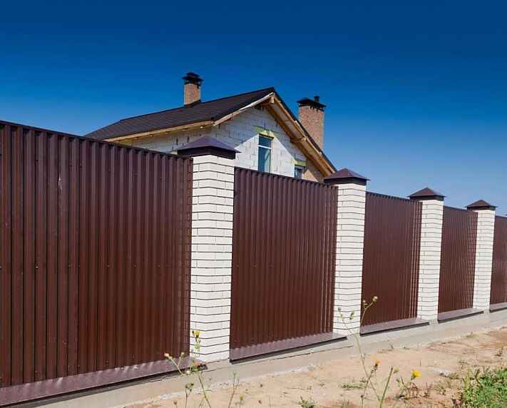 Секции ограждения на объекте