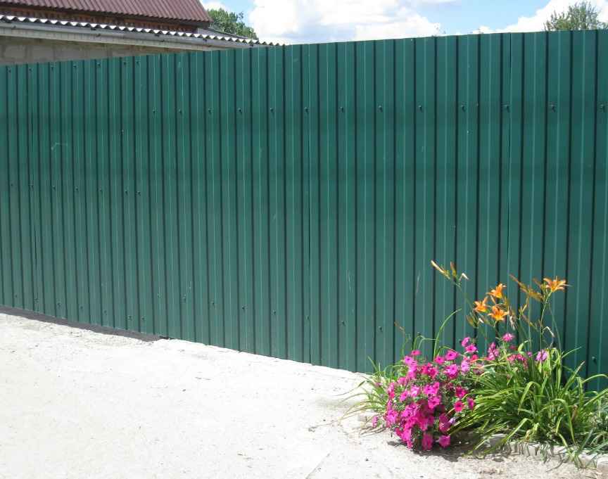 Монтаж забора из профнастила С-18