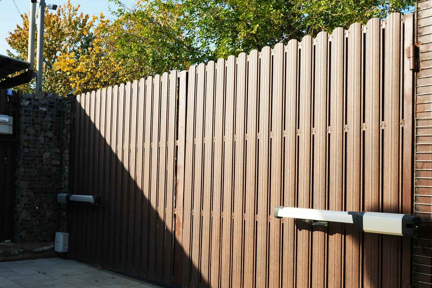 Полукруглый штакетник на территории объекта